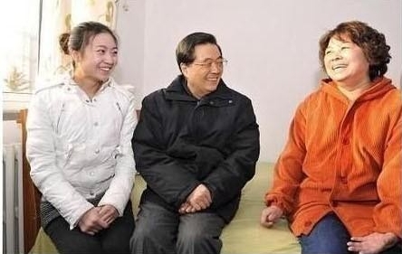 北京の77元アパートに住む母娘と胡さん
