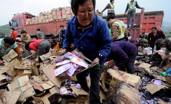 重慶のトラック事故で、村人の信じられない行動